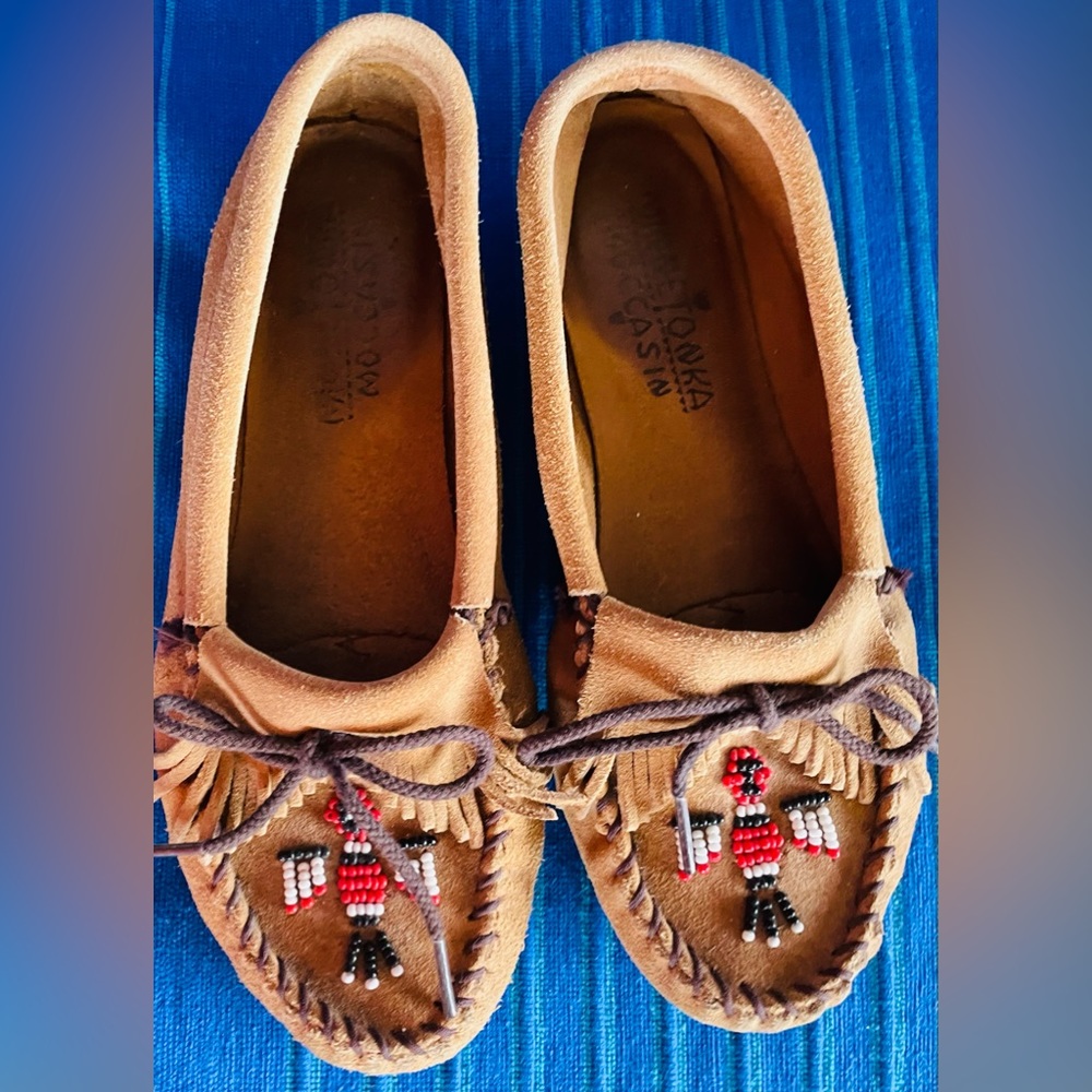 Minnetonka Women’s Beaded Thunderbird Mocassins